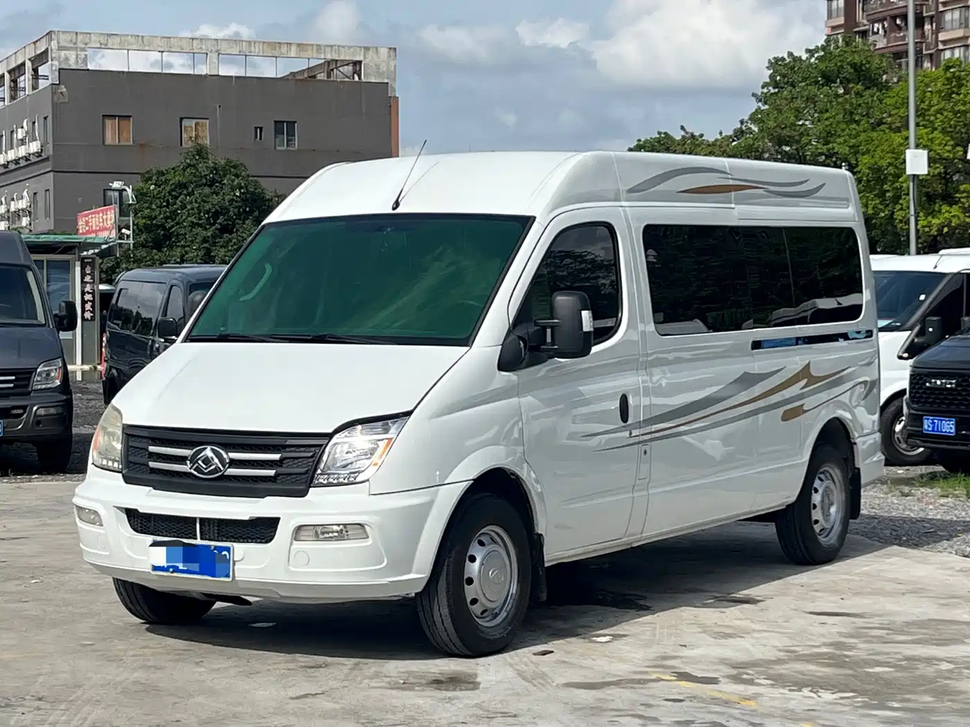 SAIC Maxus Xintu V80 2021 2.0T Manual Classic Aoyuntong Long Wheelbase Medium Roof 6/7/8/9-Seater