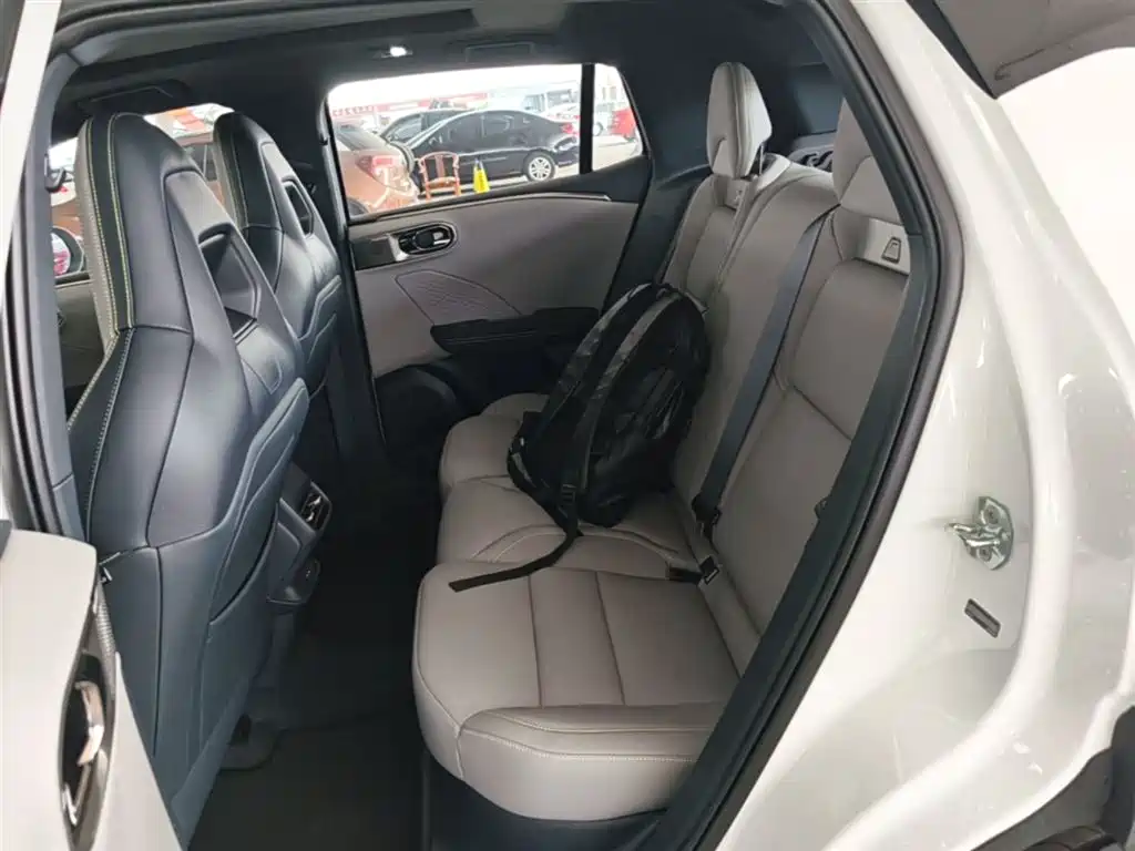 Lynk & Co 06 2026 Relive 1.5T Ultra фото 17