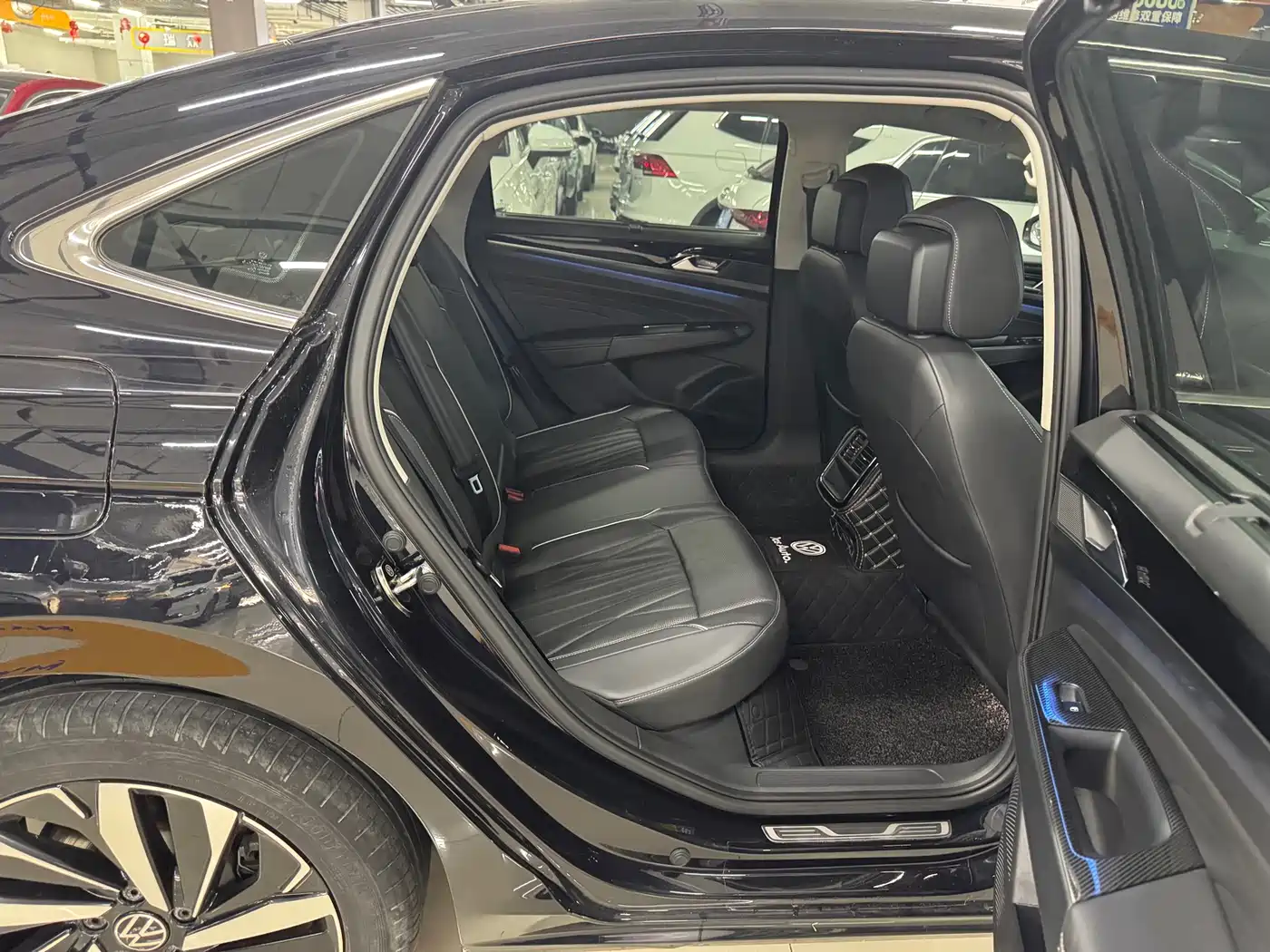 Volkswagen Passat 2022 330TSI Luxury Edition фото 12