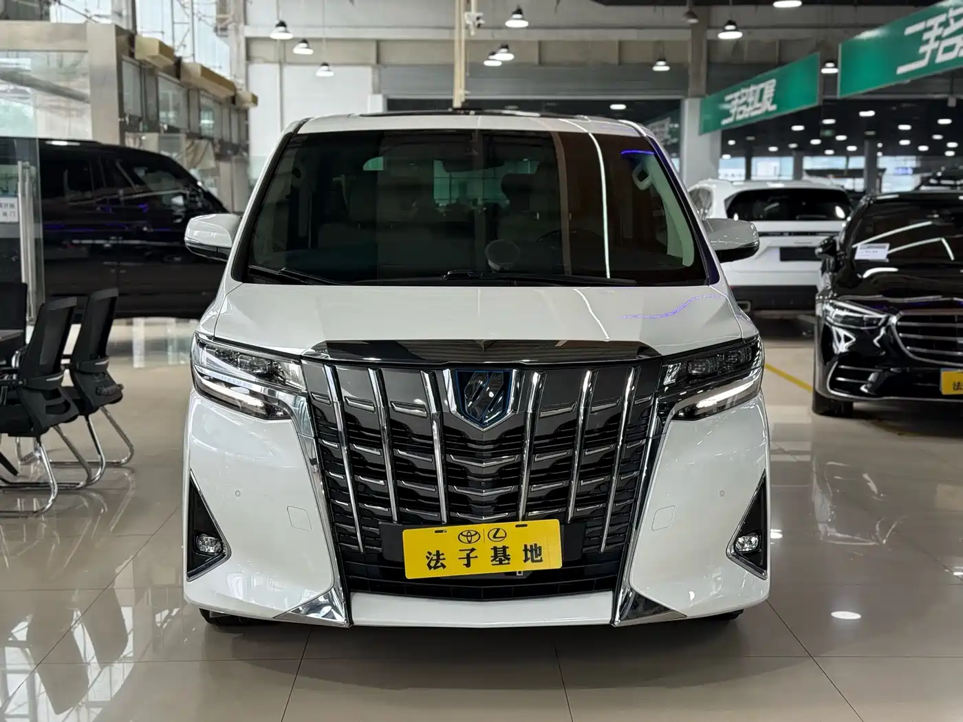Toyota Alphard 2021 Hybrid 2.5L Premium фото 2