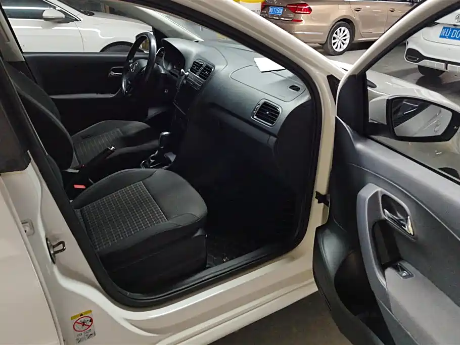 Volkswagen Polo 2016 1.6L Automatic Comfort фото 8