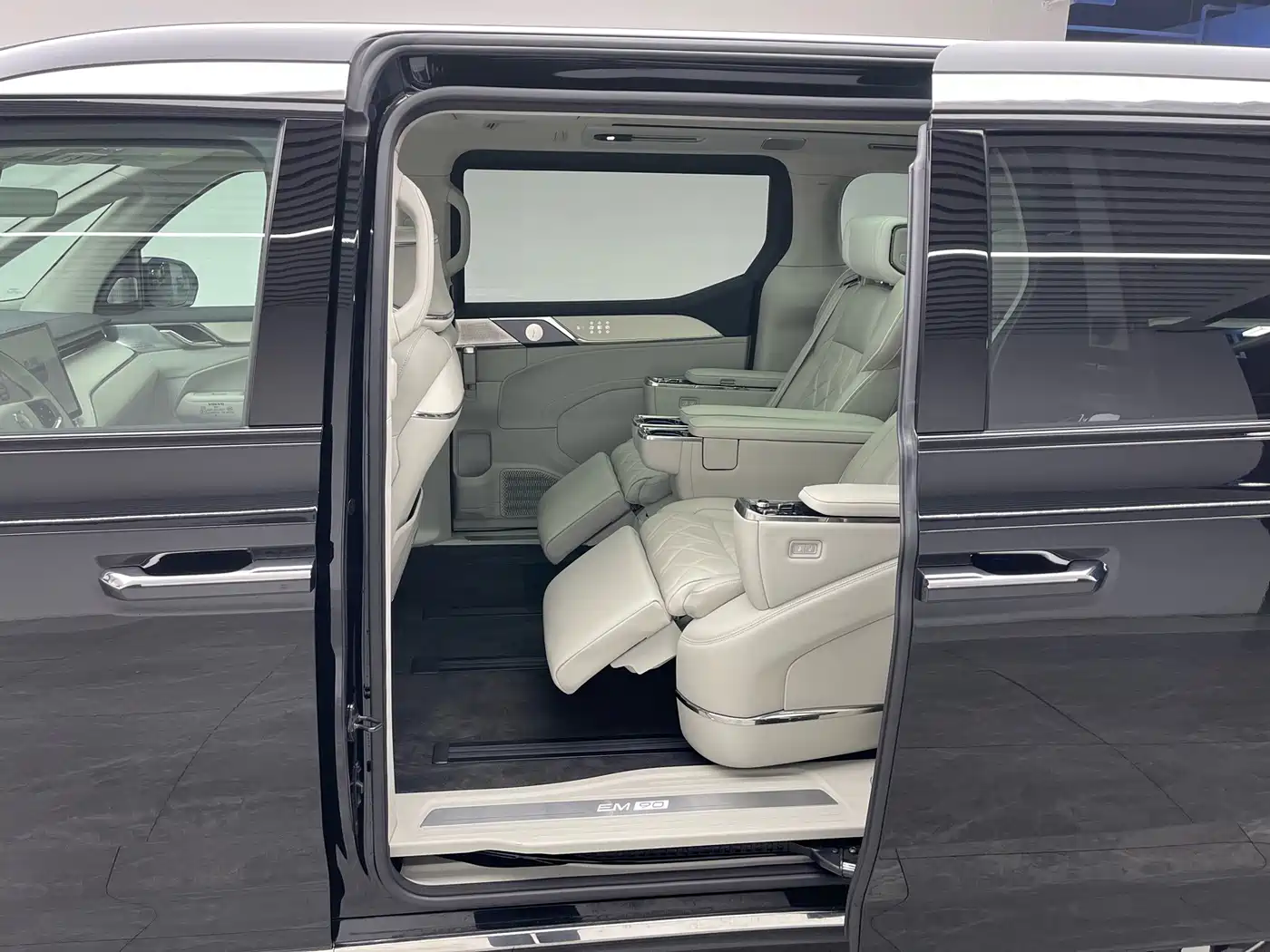 Volvo EM90 2024 2025 Ultra Six-Seater