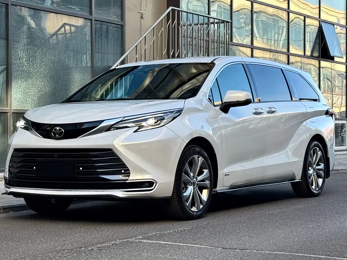 Toyota Sienna 2024 2.5L Hybrid Premium Edition фото 2