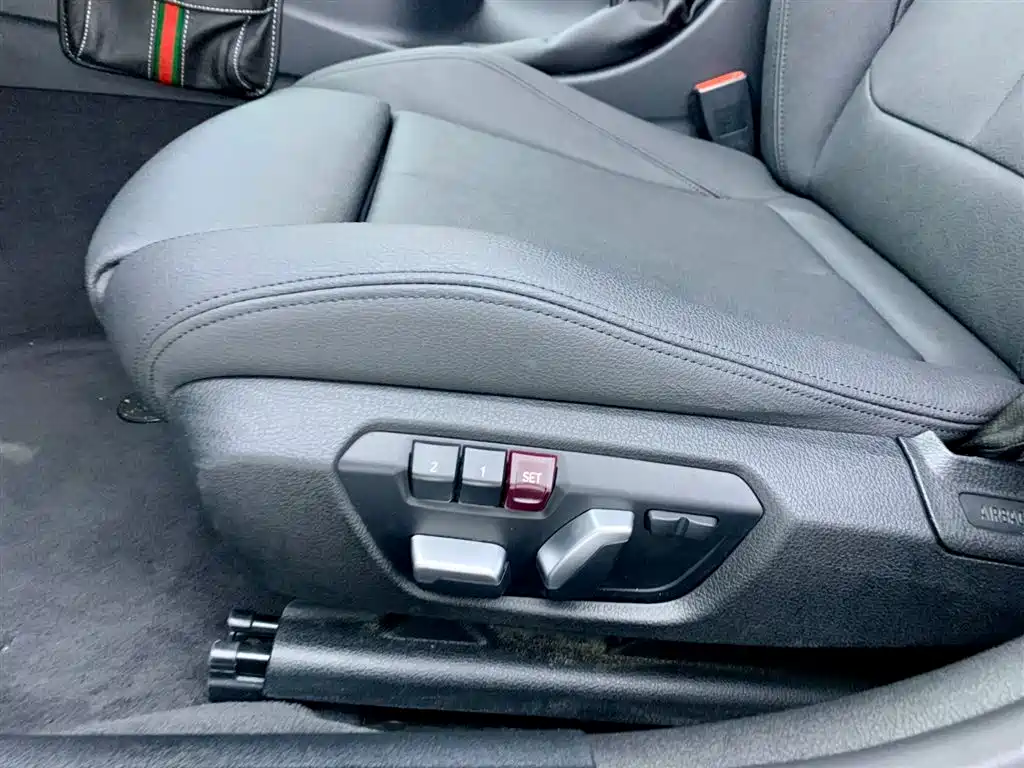 BMW 3 Series 2018 318Li фото 27