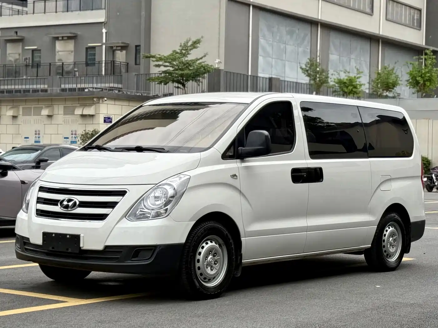 Hyundai H-1 Grand Starex 2011 2.4L Comfort Edition фото 4