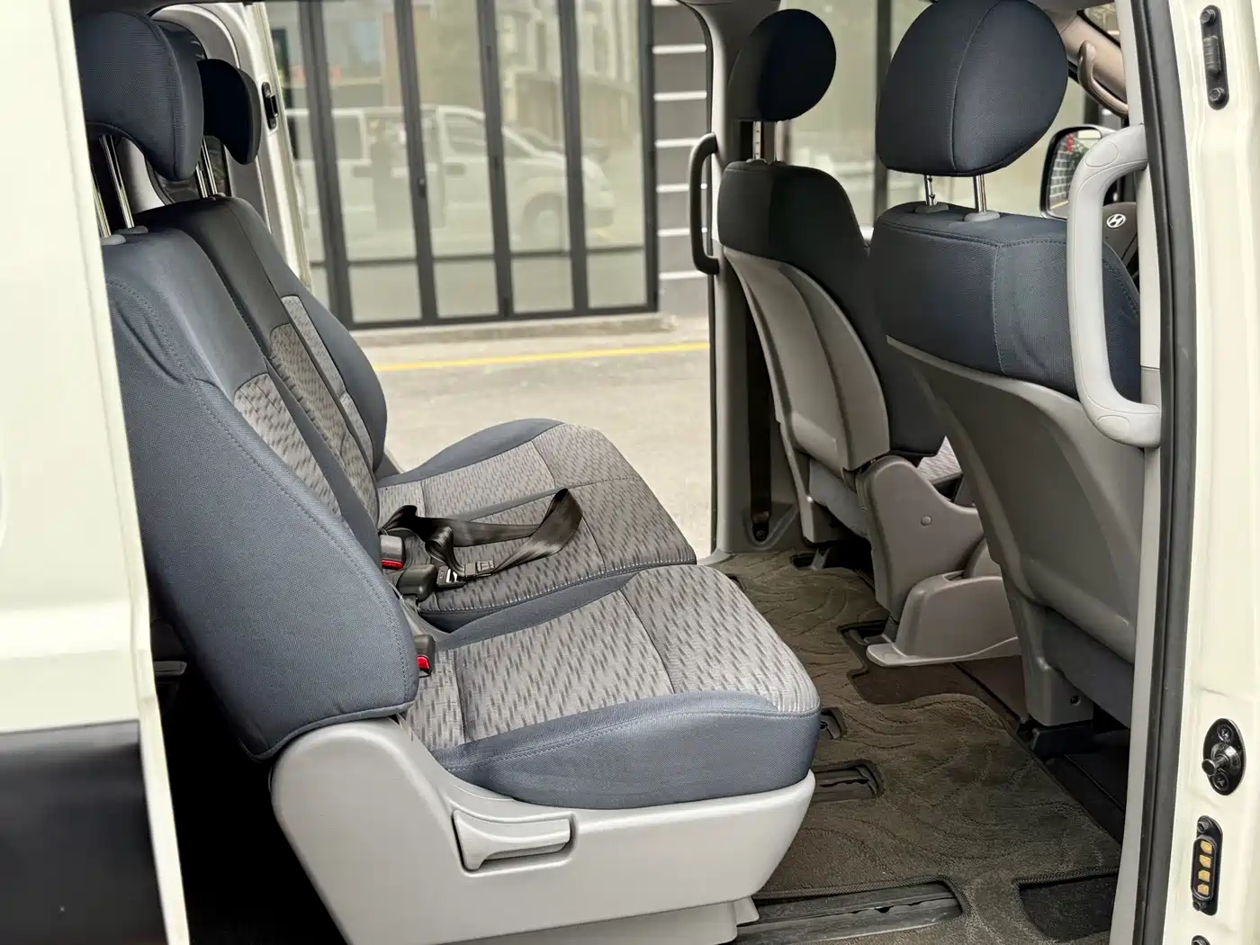 Hyundai H-1 Grand Starex 2011 2.4L Comfort Edition фото 15