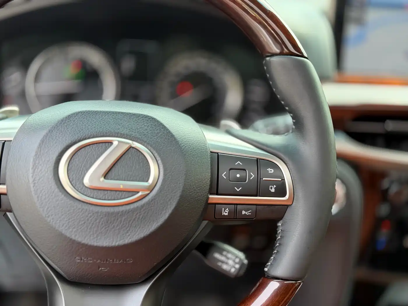 Фото 16 - Lexus LX