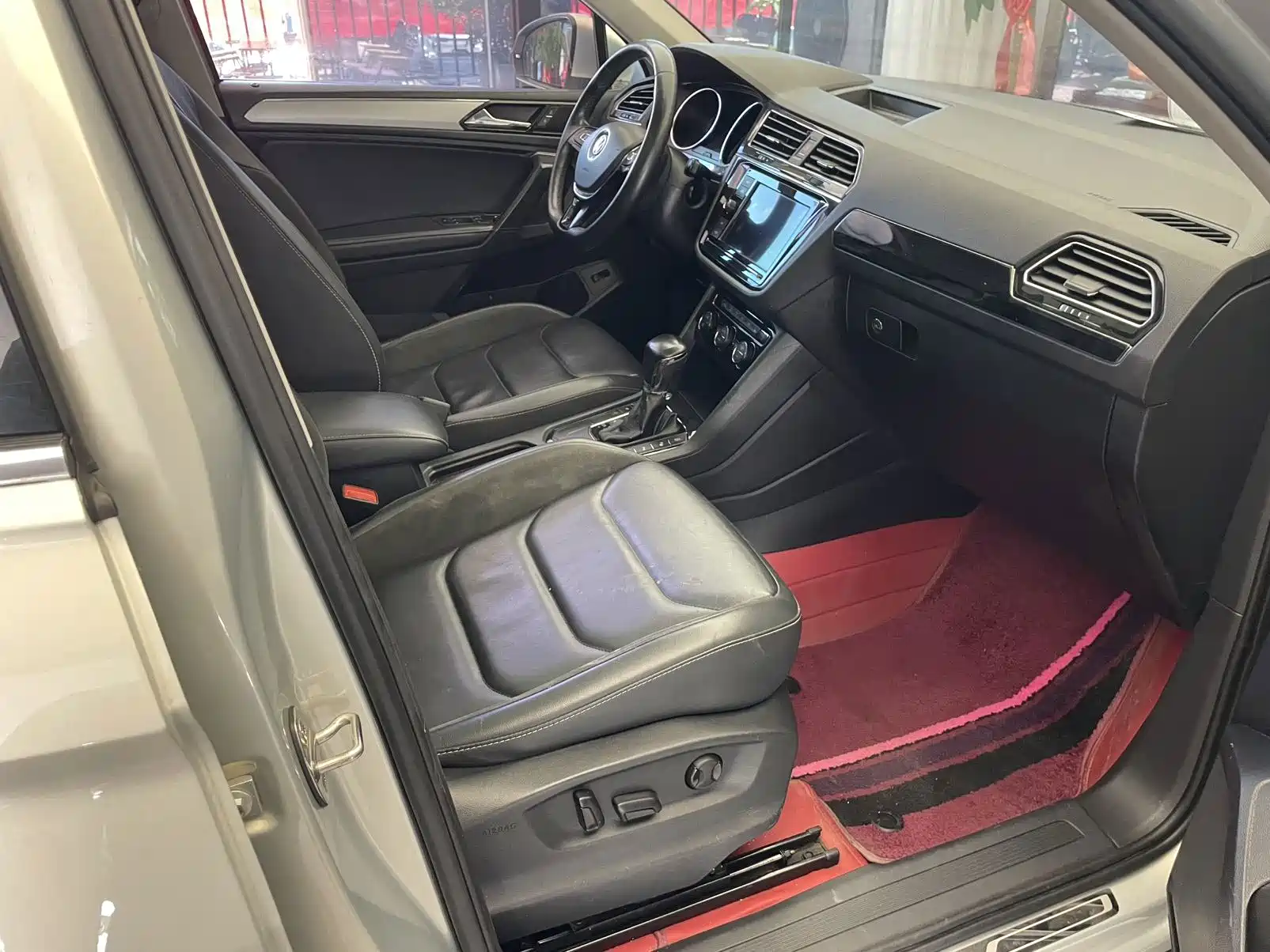 Фото 24 - Volkswagen Tiguan L