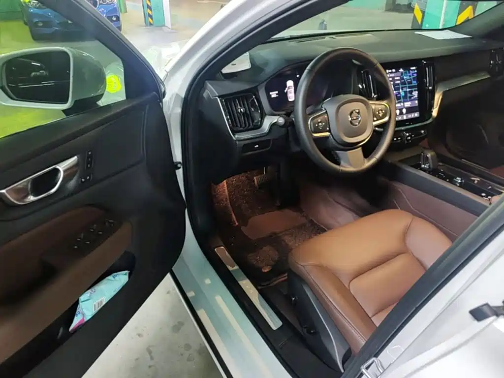 Volvo S60 2026 2025 B4 Smart Luxury Edition