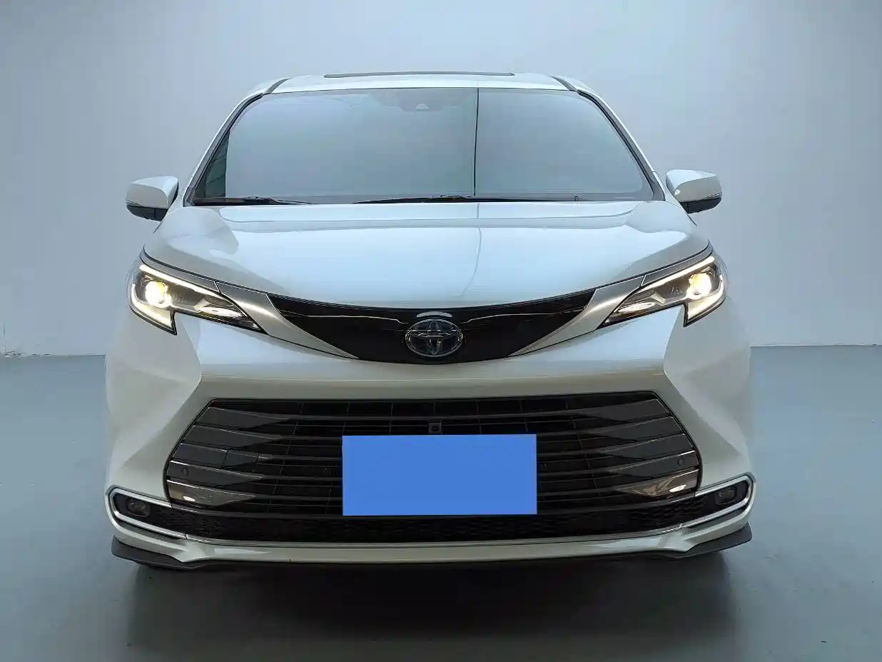 Toyota Sienna 2023 2.5L Hybrid Premium Edition фото 2