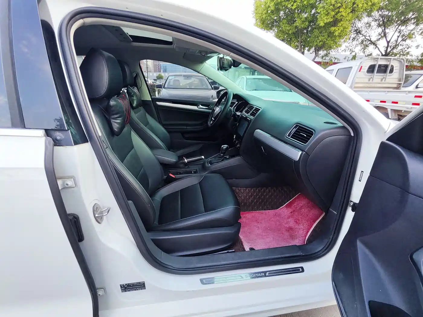 Volkswagen Sagitar 2018 1.6L Automatic Comfort фото 12