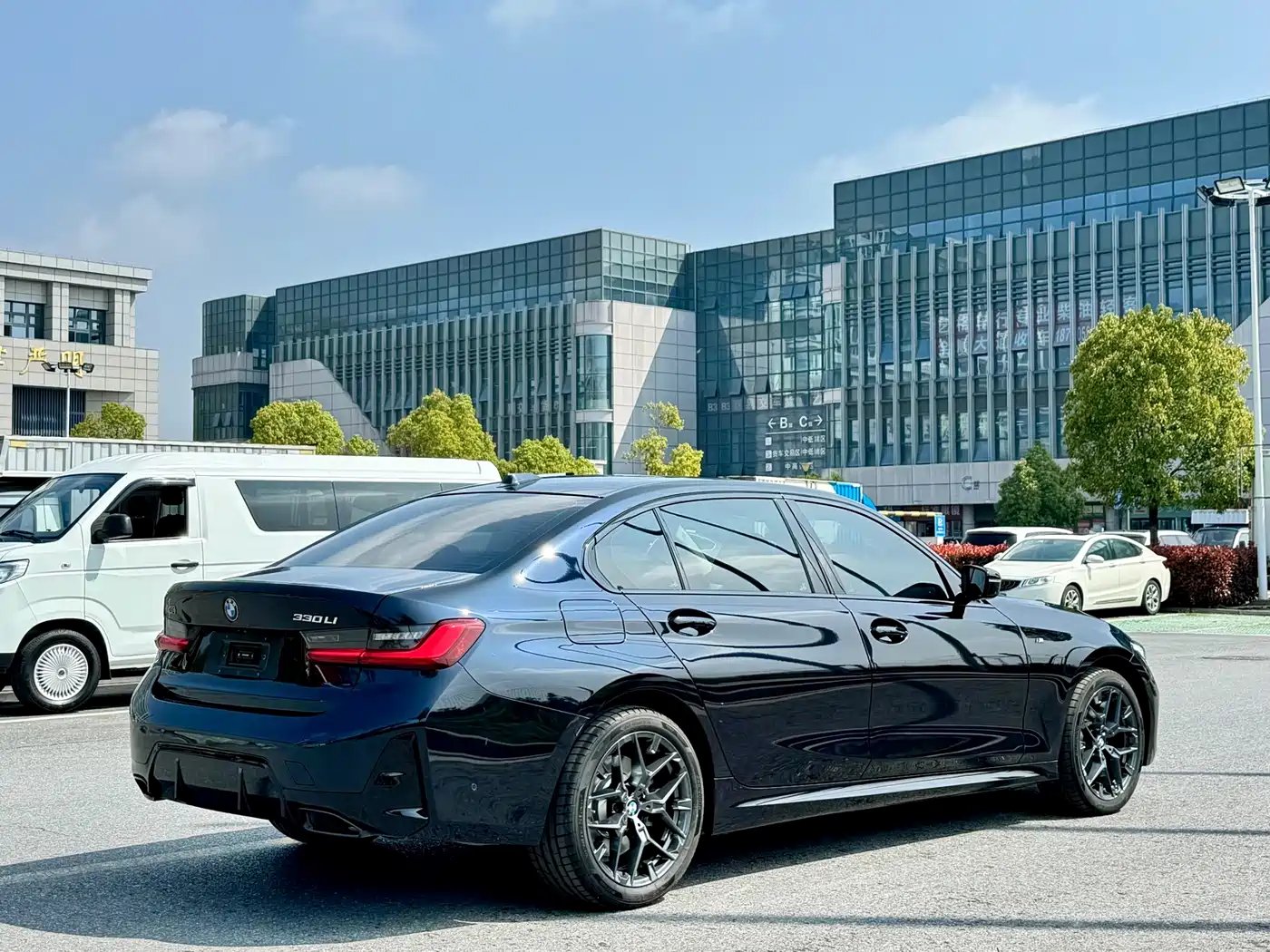 BMW 3 Series 2025 330Li M Sport Night Edition фото 16