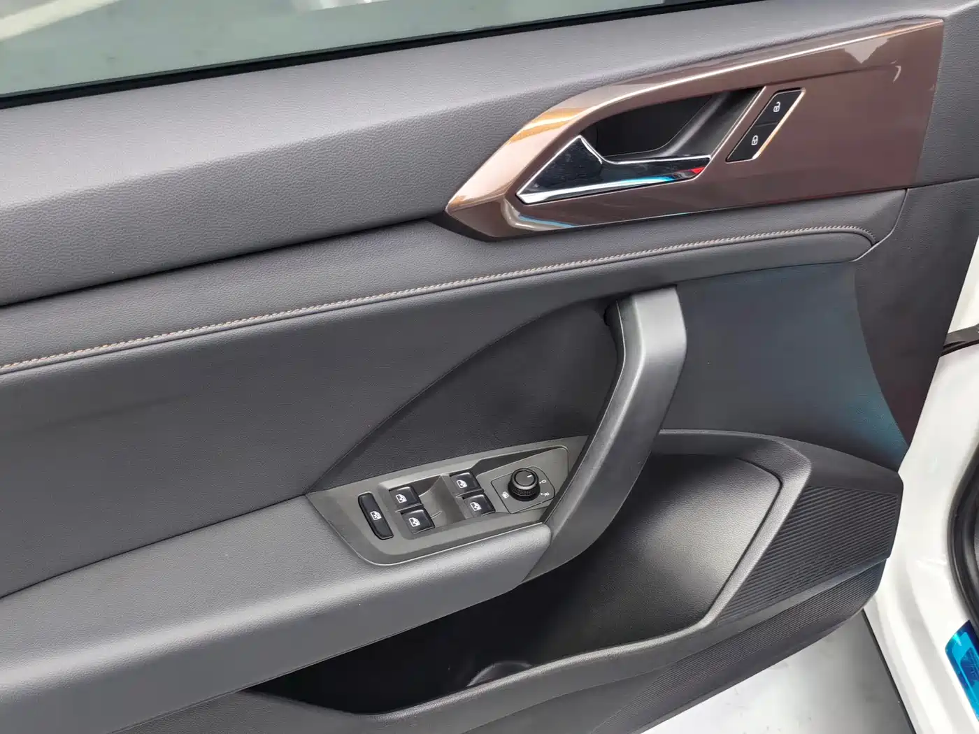 Volkswagen Tharu 2022 280TSI FWD Luxury Edition фото 15