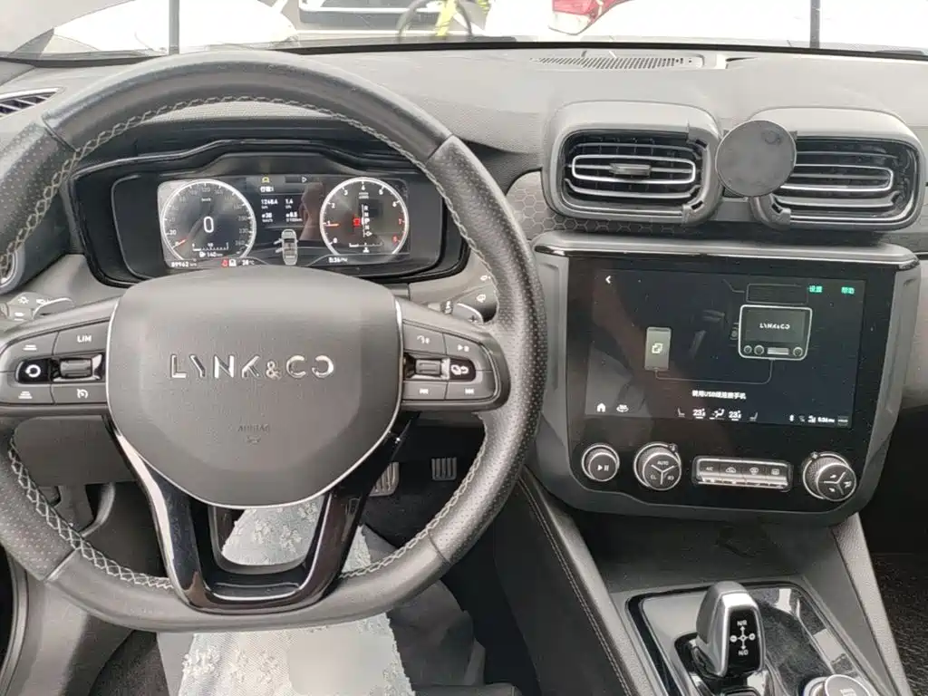 Фото 10 - Lynk & Co 03