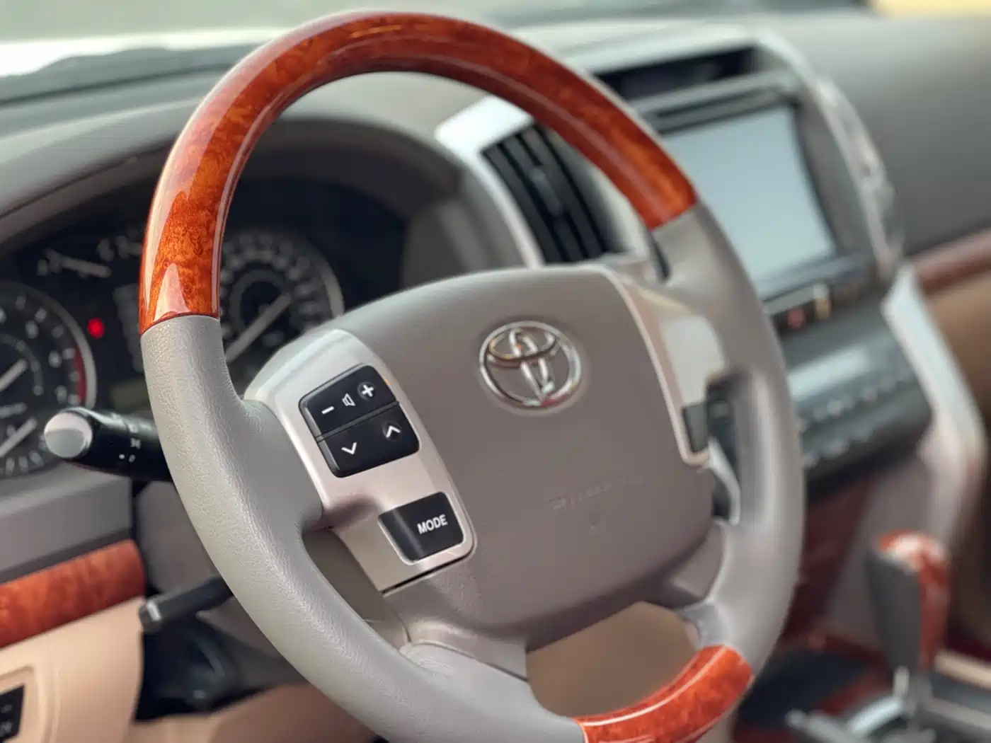 Toyota Land Cruiser (Import) 2015 4.0L V6 Middle East Limited Edition фото 7