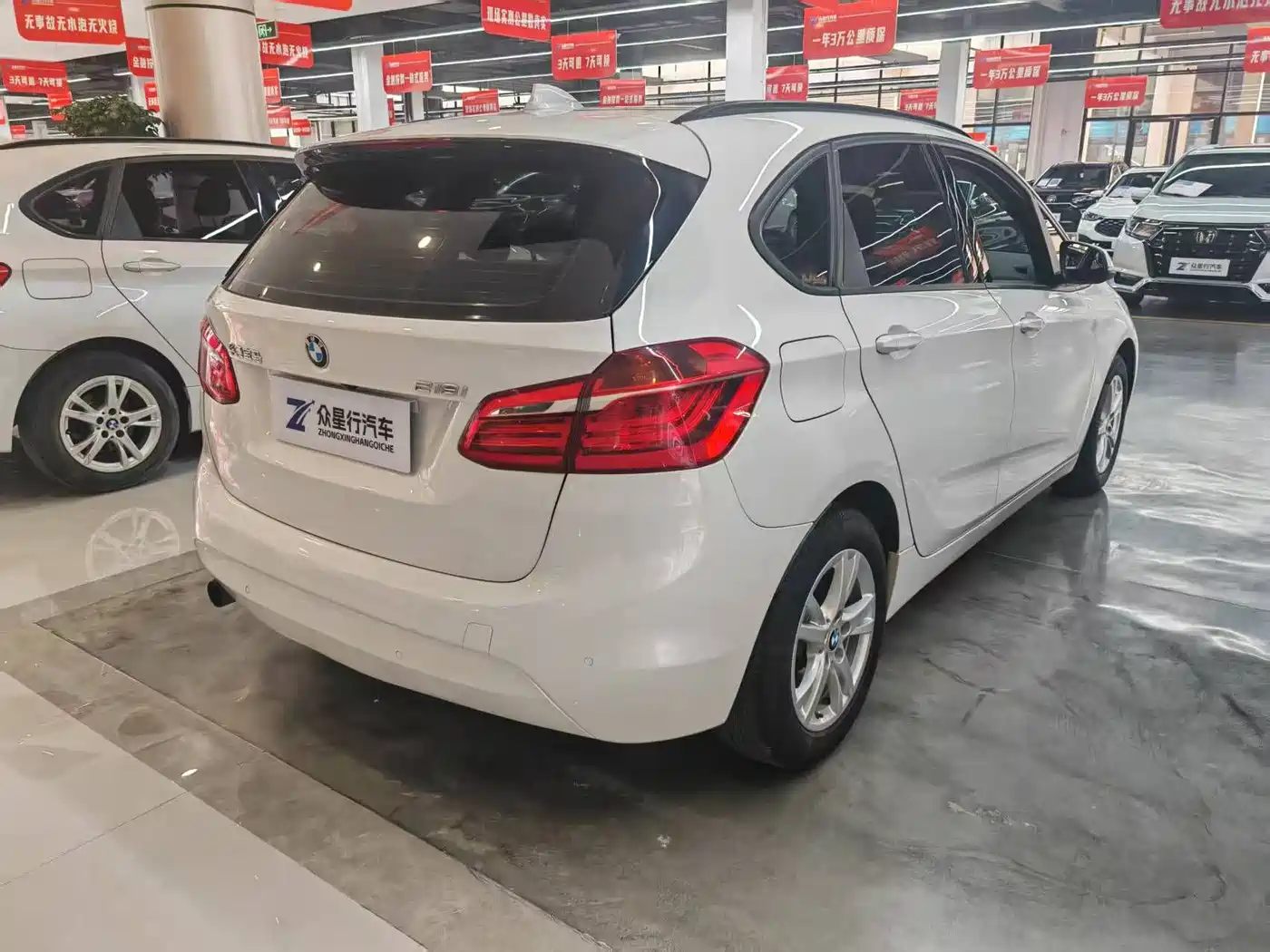 BMW 2 Series Touring 2016 218i Leading фото 4
