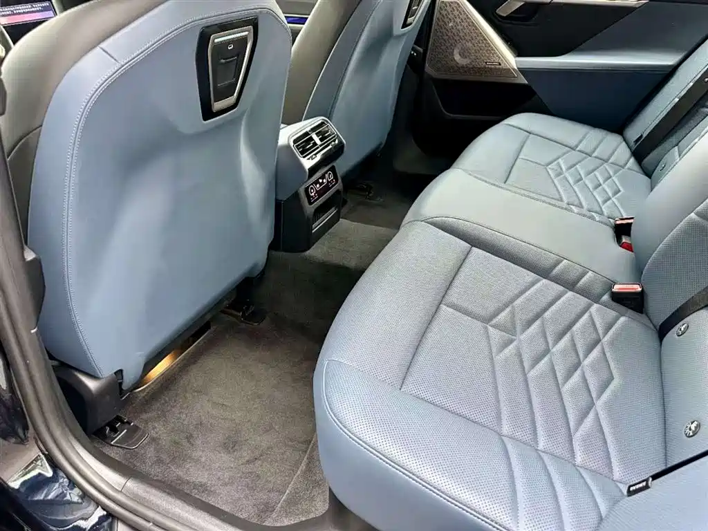 BMW 5 Series 2025 530Li Premium M Sport Package фото 8