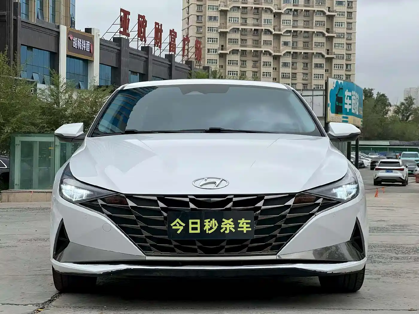 Hyundai Elantra 2021 1.5L CVT LUX Premium Edition фото 2