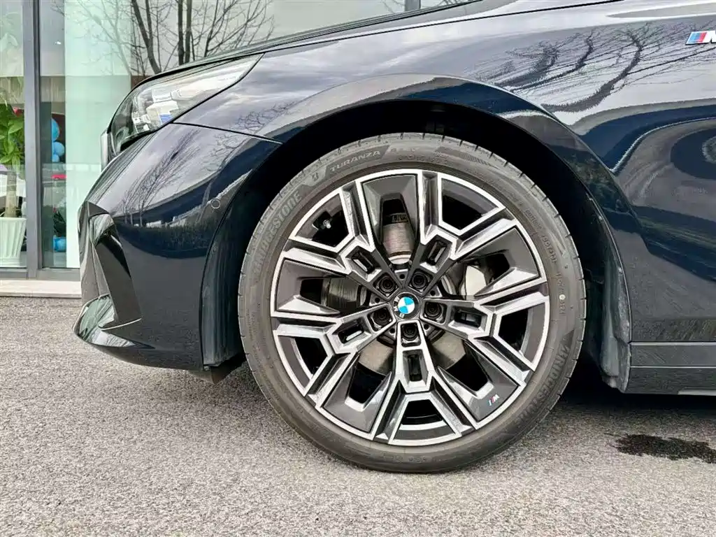 BMW 5 Series 2025 530Li Premium M Sport Package фото 12