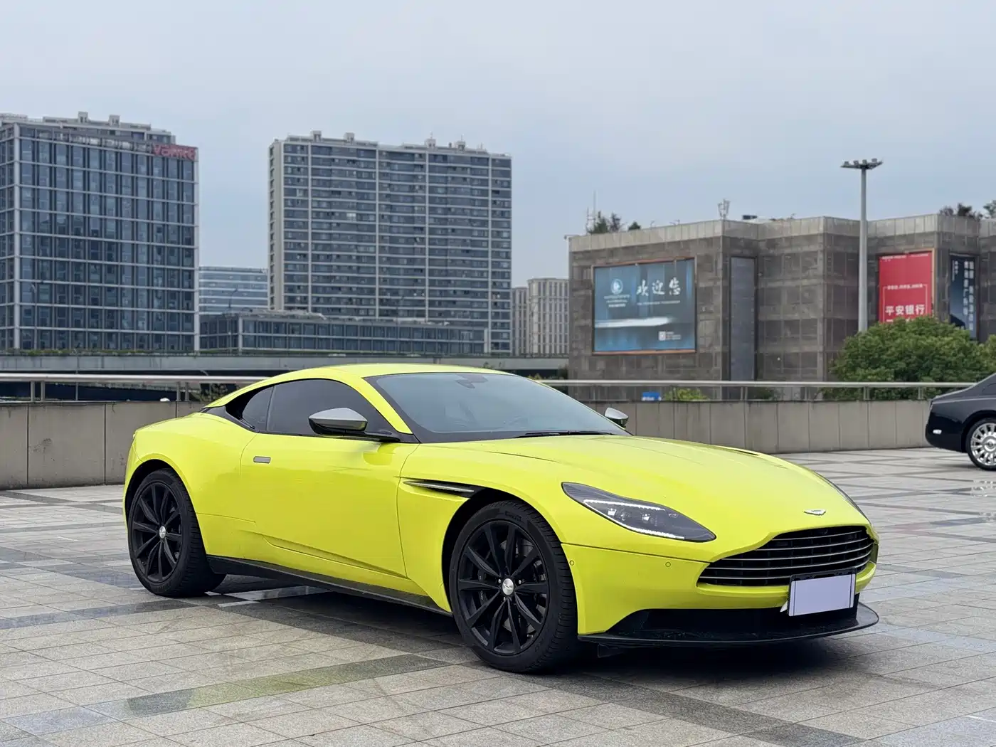 ASTON MARTIN DB11