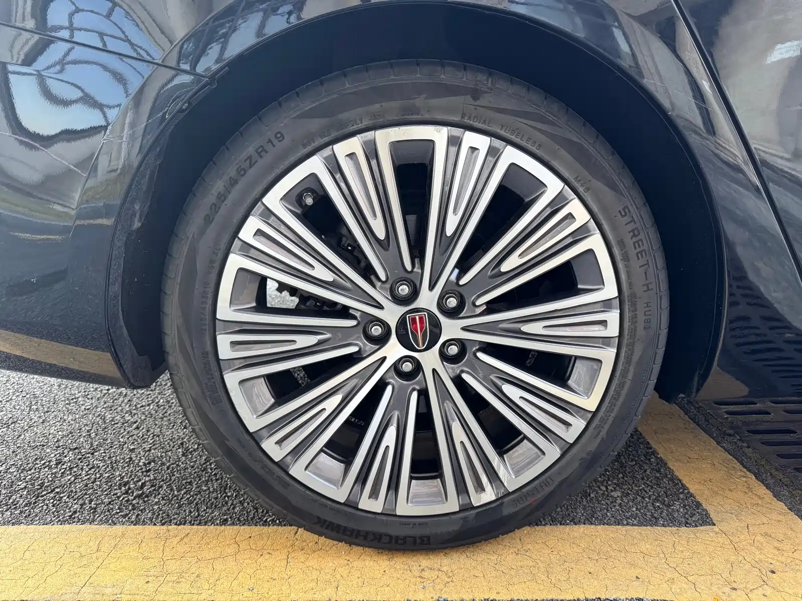 Фото 36 - Hongqi H5