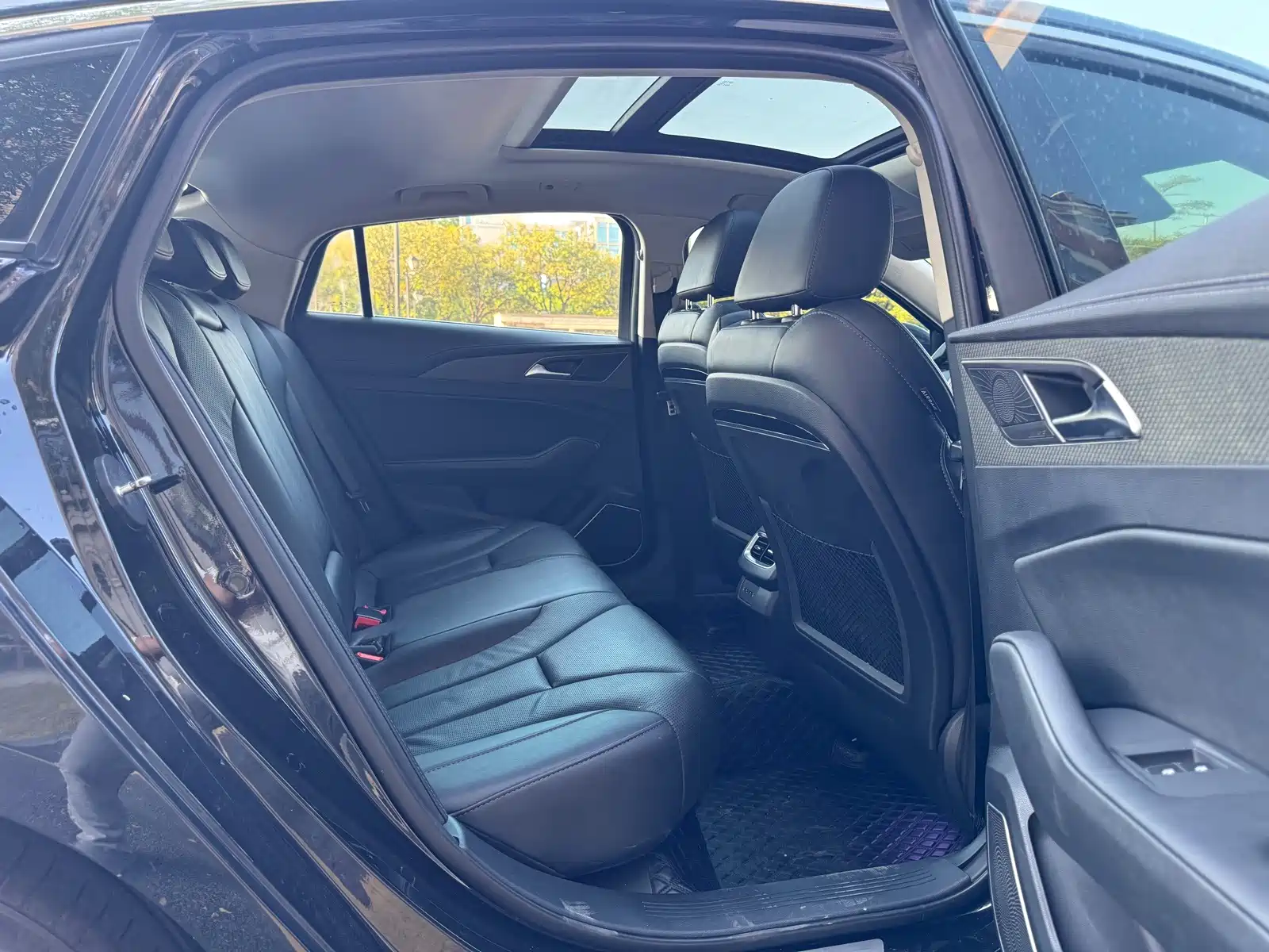 Фото 9 - Hongqi H5
