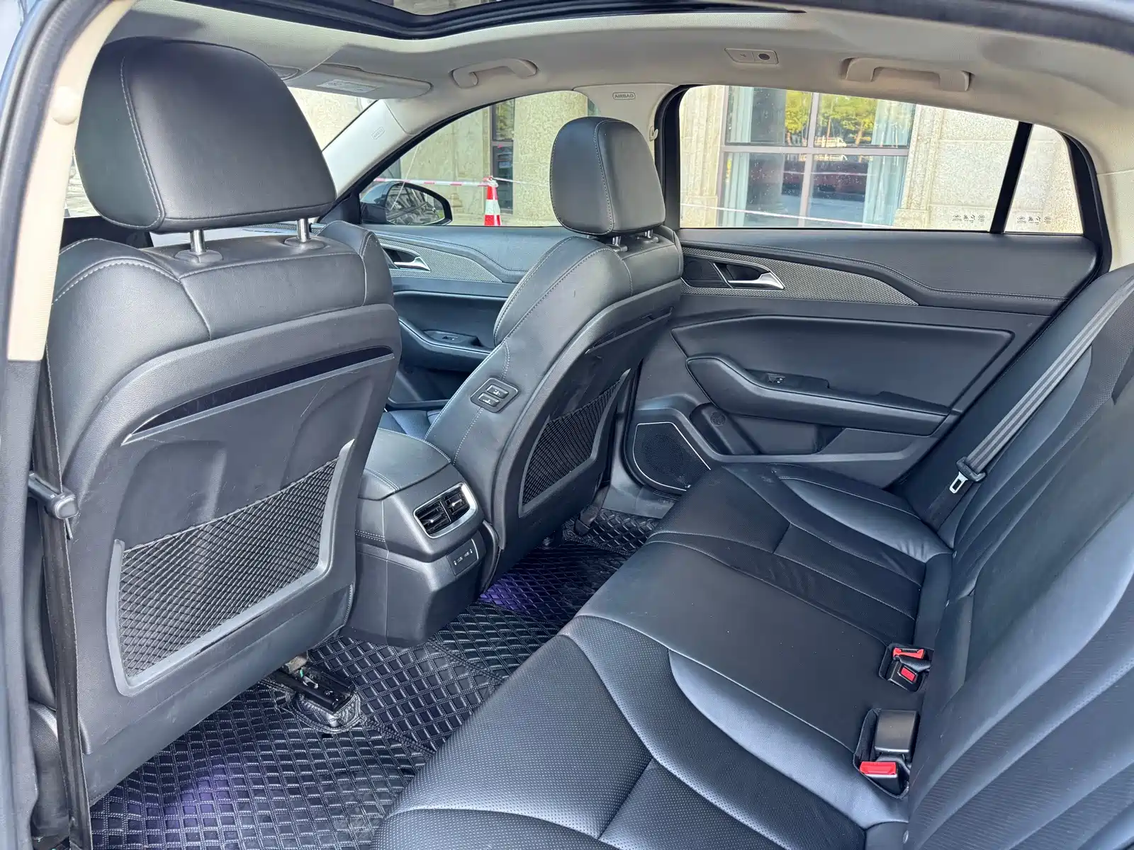 Фото 26 - Hongqi H5