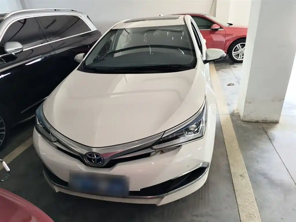 Toyota Corolla 2016 Dual Hybrid 1.8L E-CVT Elite Edition фото 3