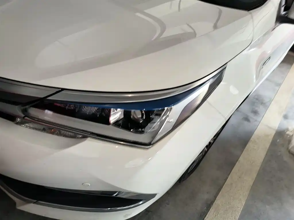 Toyota Corolla 2016 Dual Hybrid 1.8L E-CVT Elite Edition фото 24