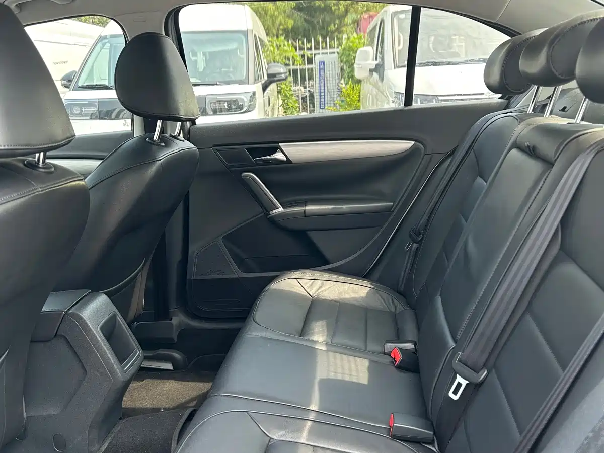 Volkswagen Lavida 2013 Facelift Classic 1.6L Automatic Comfort фото 10