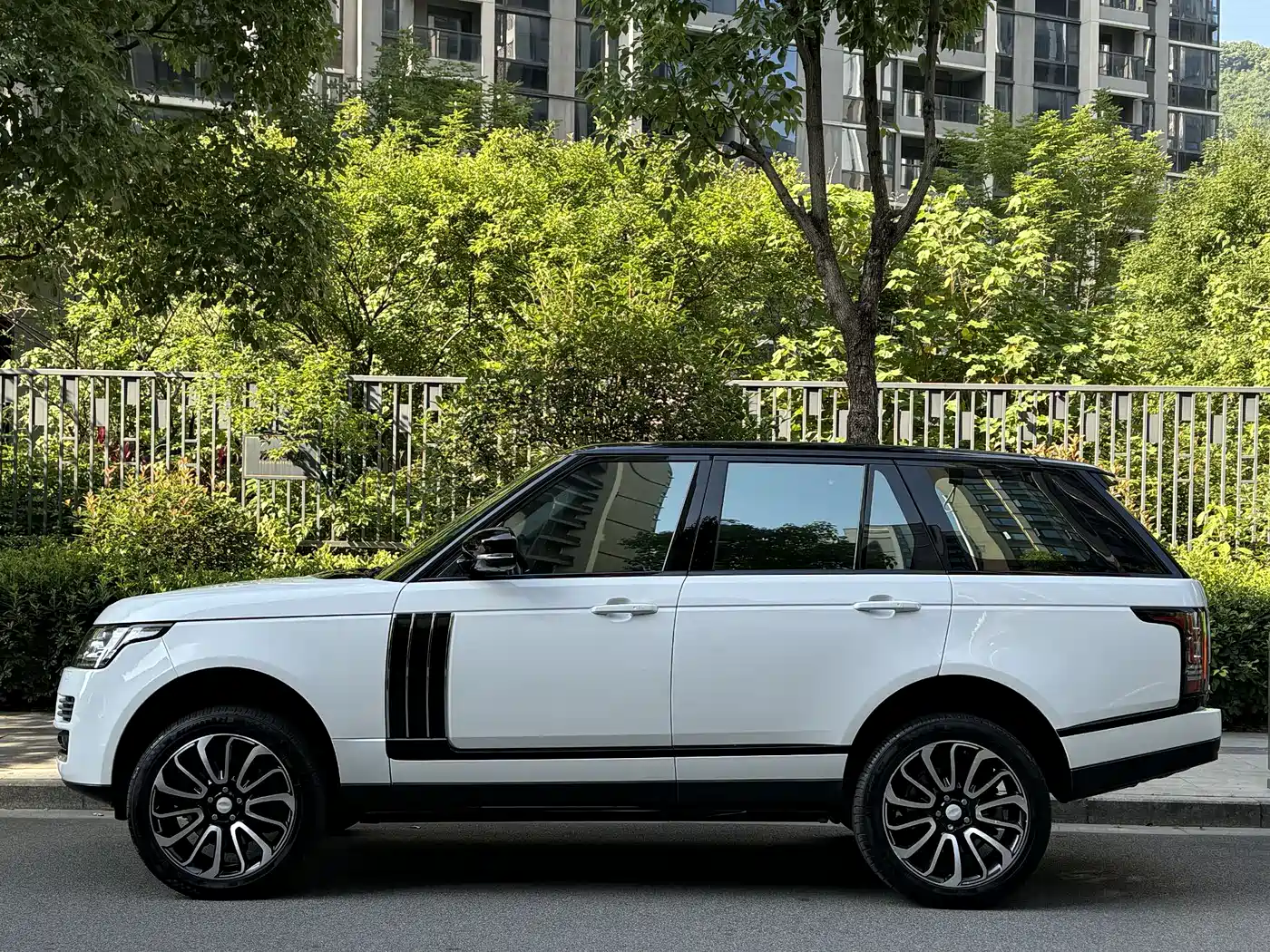 Land Rover Range Rover 2015 3.0 TDV6 Vogue фото 3
