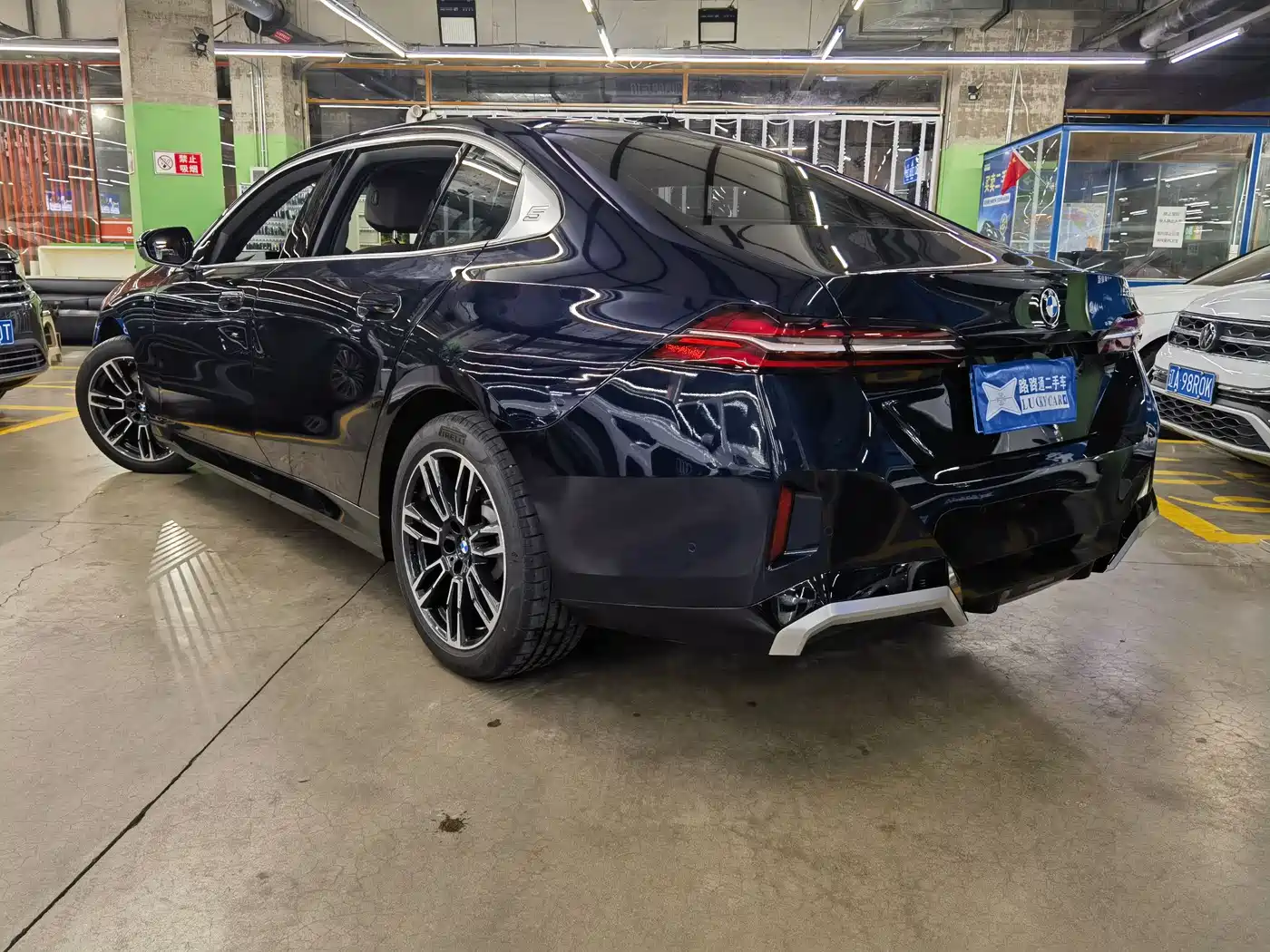 BMW 5 Series 2025 530Li Leading M Sport Package фото 6