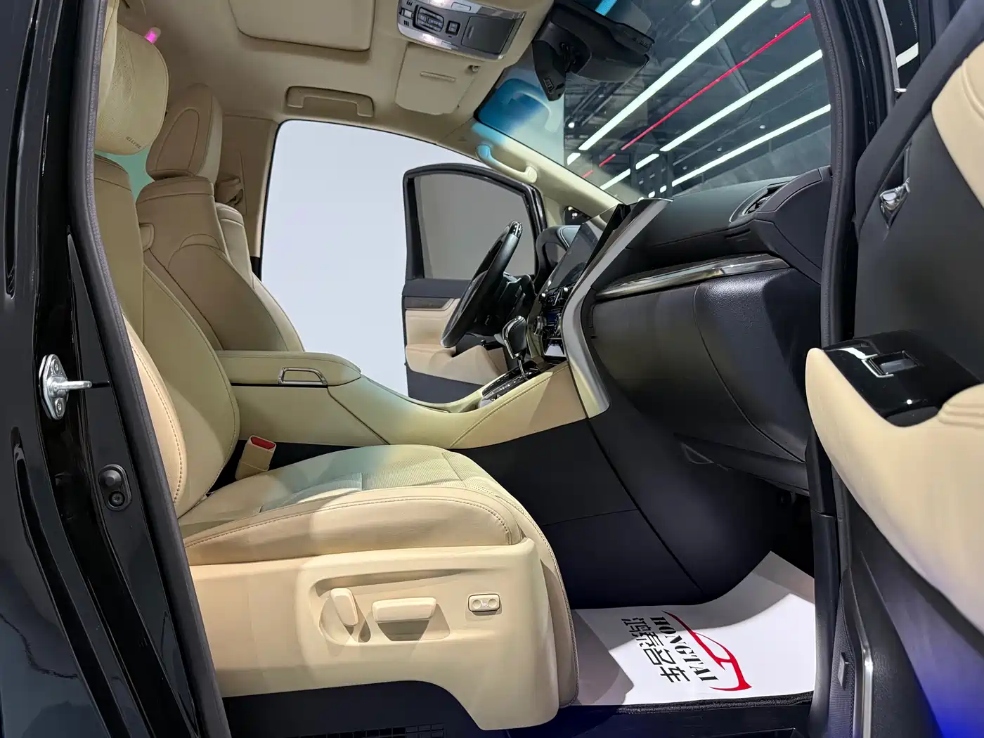 Toyota Vellfire 2021 Crown Hybrid 2.5L HV Premium Edition фото 17