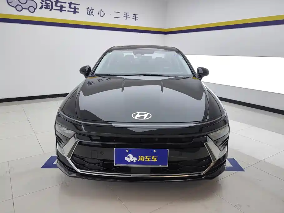 Photo 2 - Hyundai Sonata