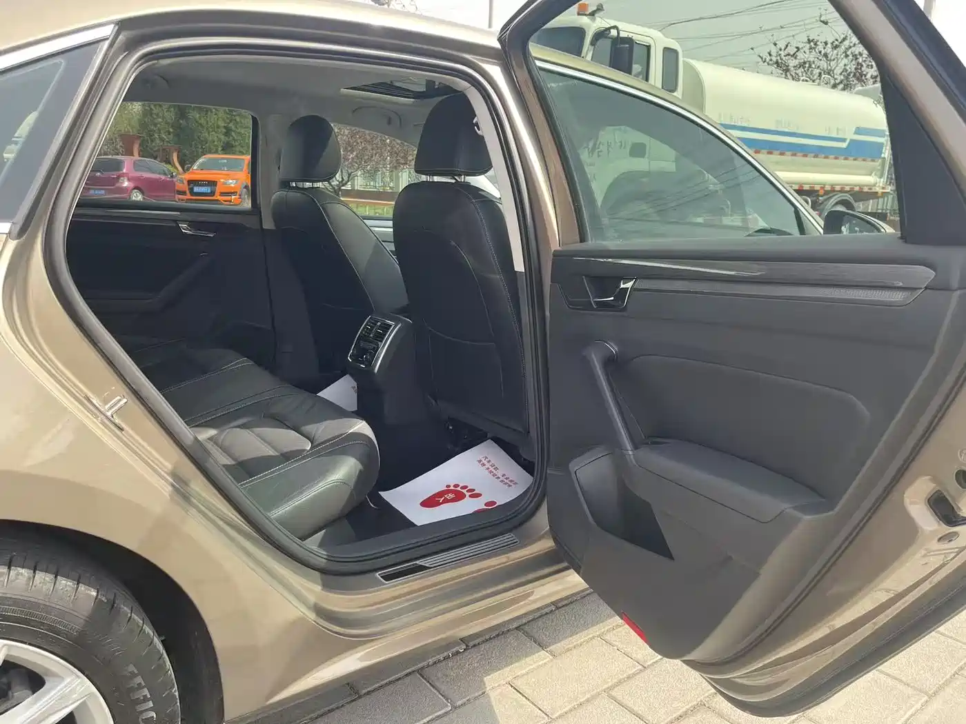 Volkswagen Passat 2016 330TSI DSG Honor Edition фото 12