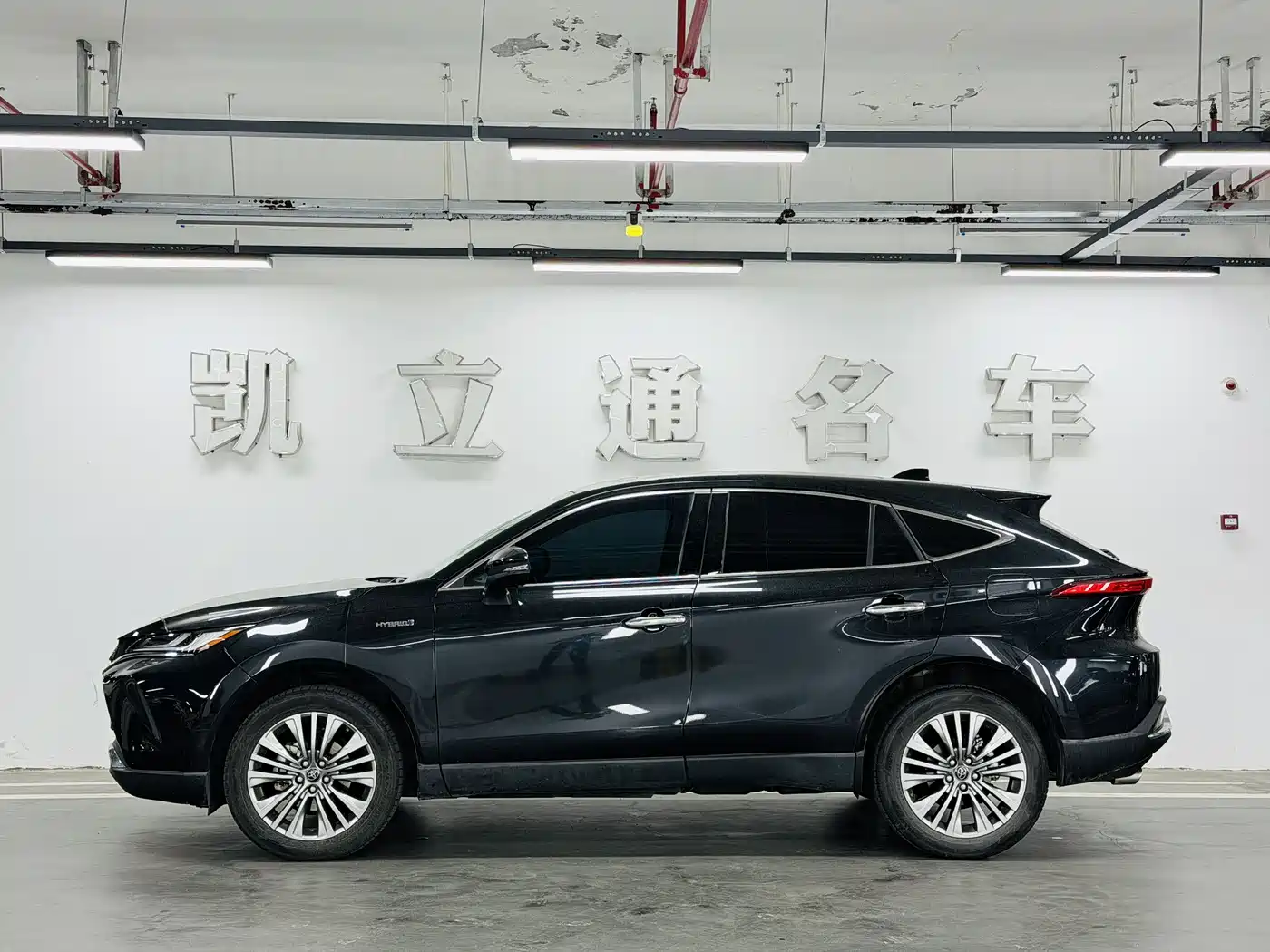 Toyota Lingfang HARRIER 2022 Hybrid 2.5L CVT 4WD Premium Edition фото 4