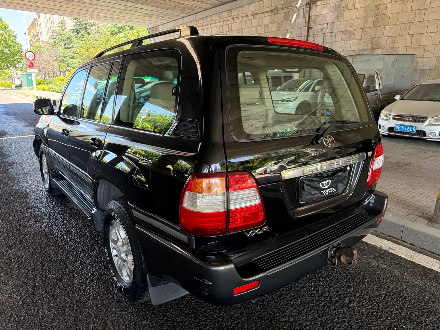Toyota Land Cruiser 2005 Model 4.7L Automatic VX-R Luxury DVD Edition фото 7
