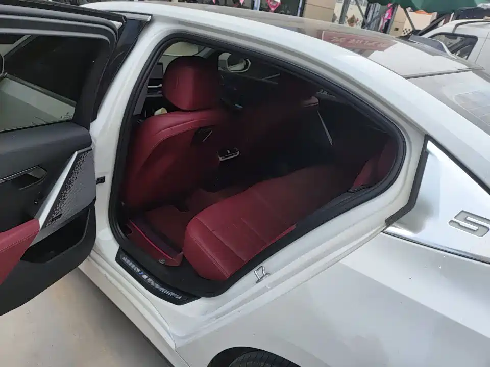 BMW 5 Series 2025 530Li Leading M Sport Package фото 6
