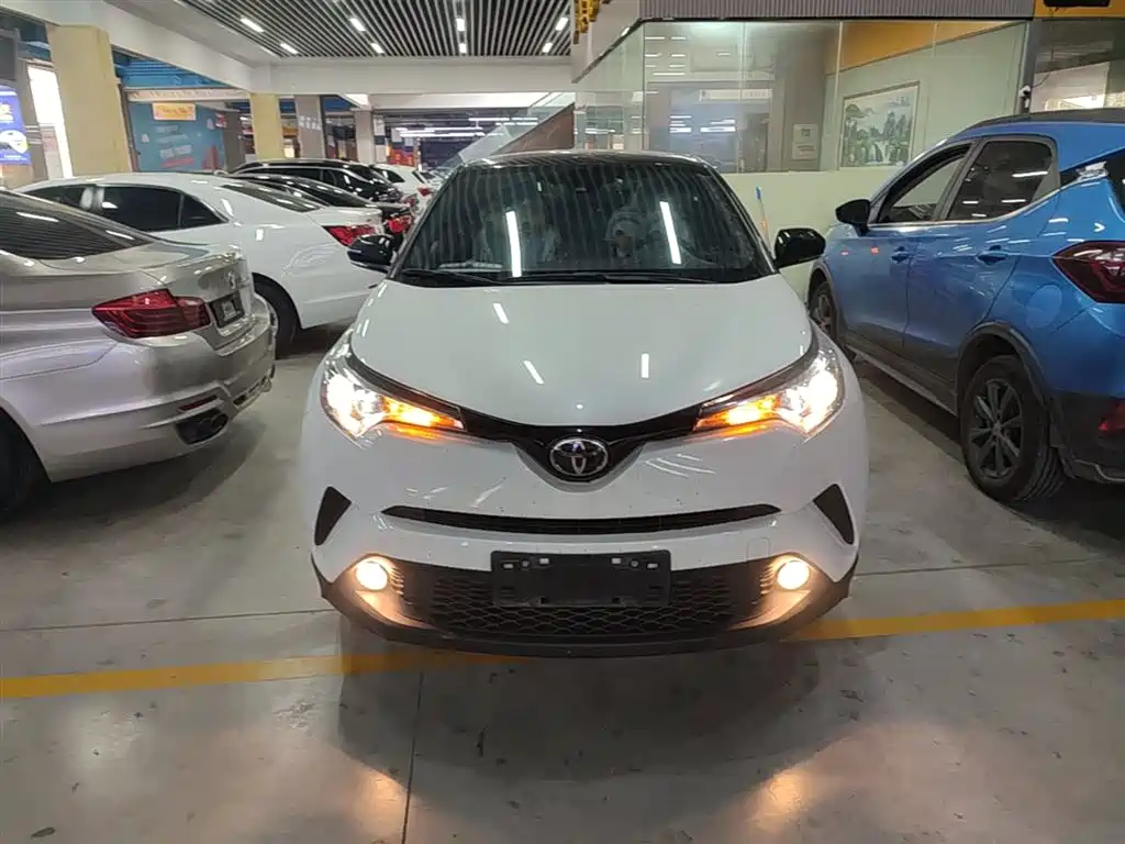 Toyota C-HR 2018 2.0L Leading Sunroof Edition V фото 3
