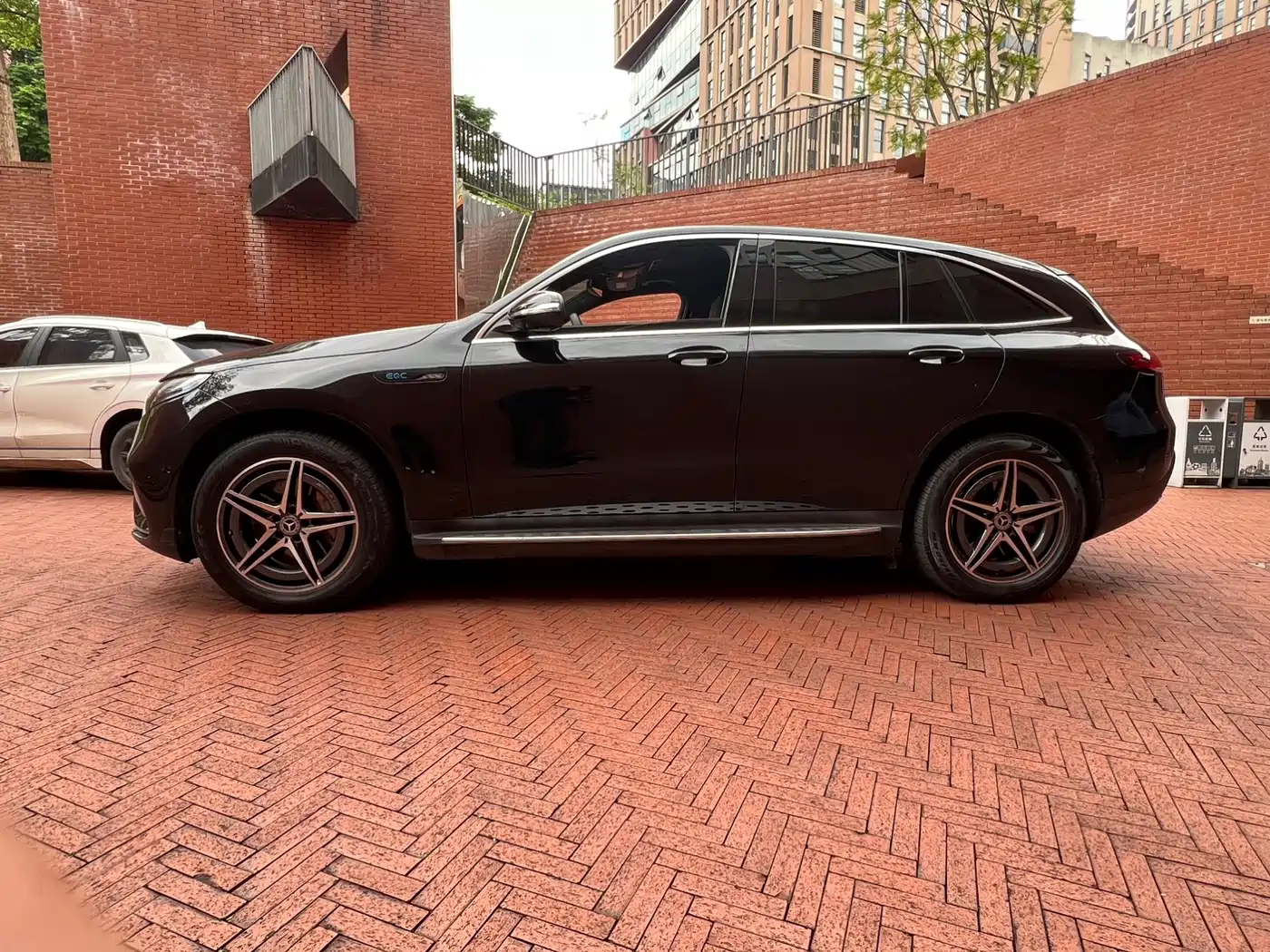 MERCEDES-BENZ EQC