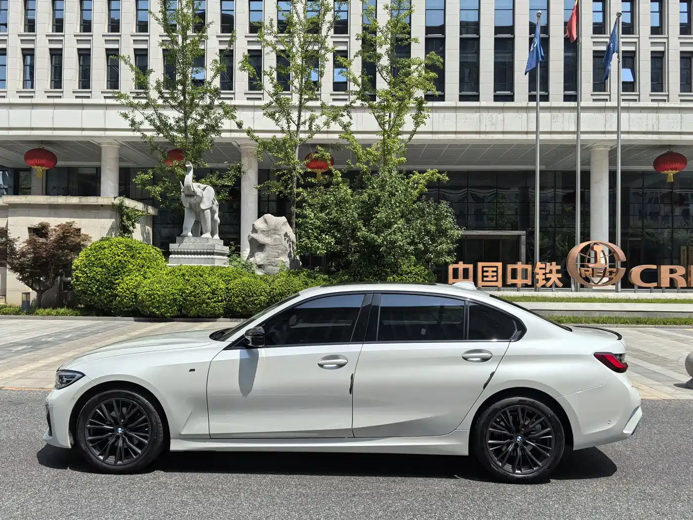 BMW 3 Series 2022 325Li M Sport Shadow Edition фото 2