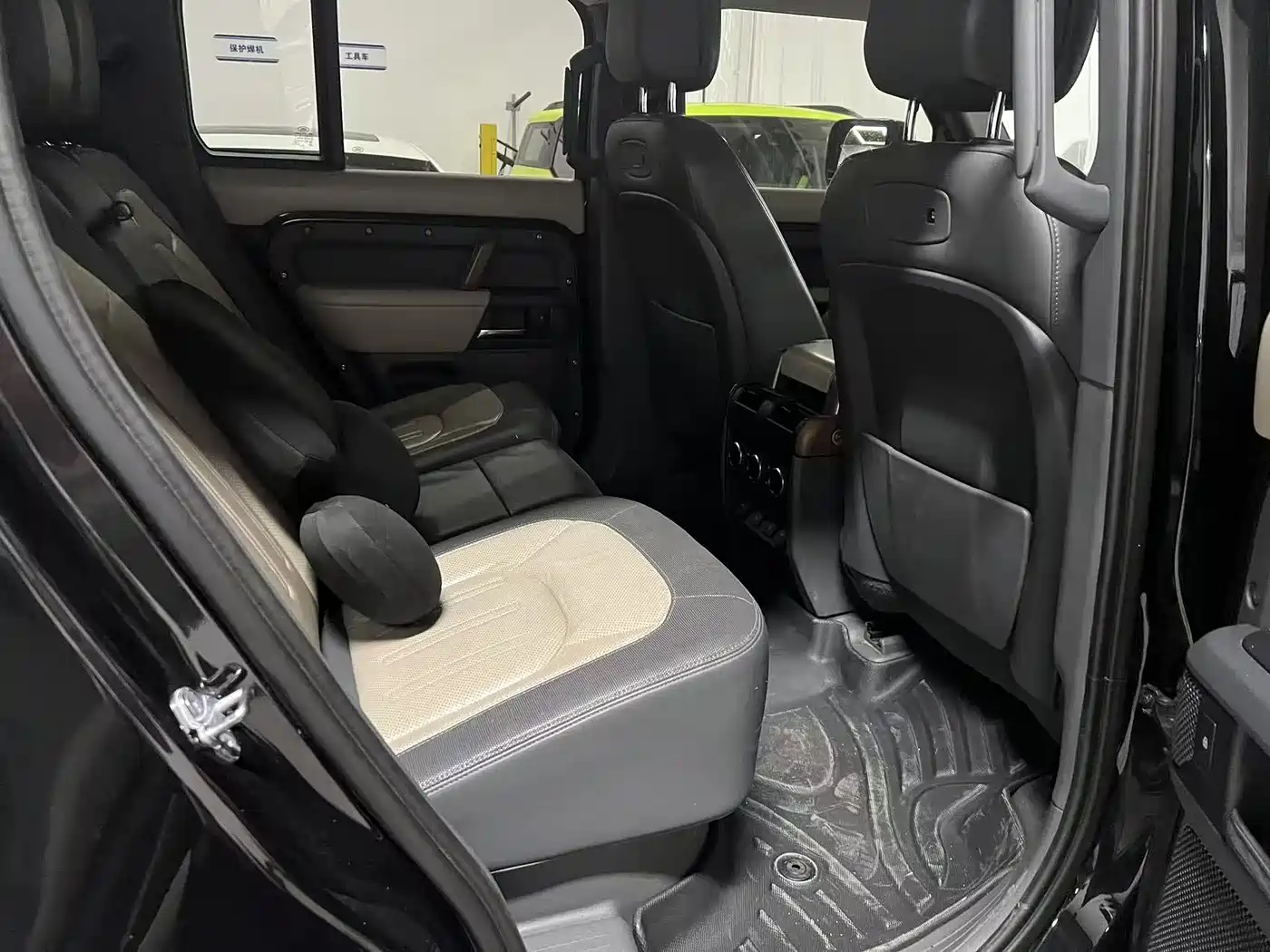 Land Rover Defender 2021 110 P400 Dark Special Edition фото 10