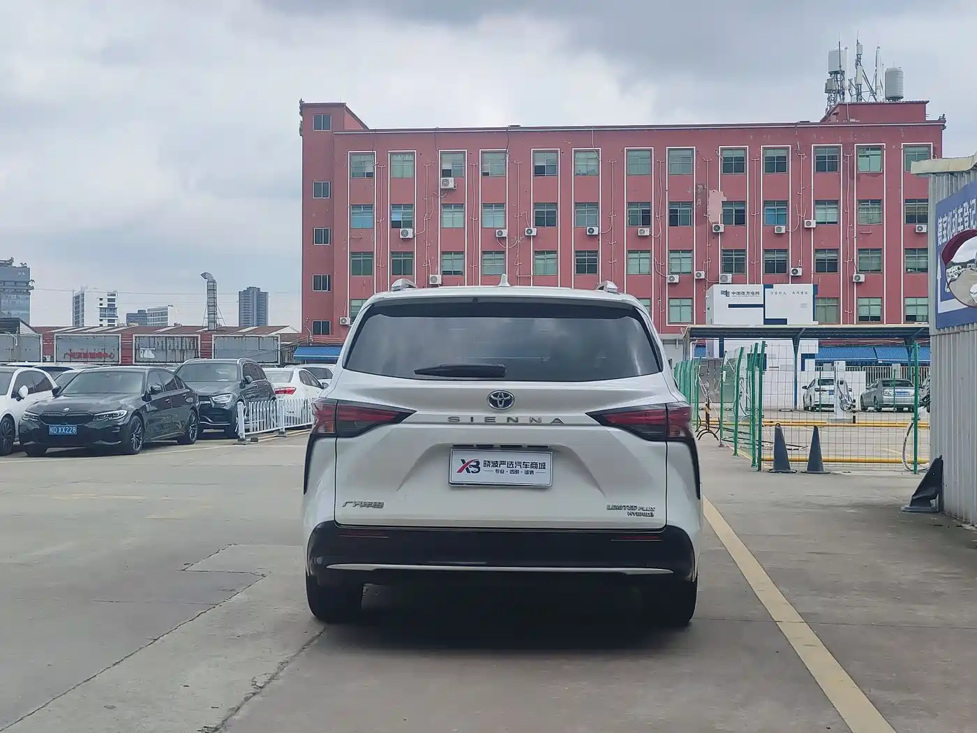 Toyota Sienna 2021 2.5L Hybrid Ultimate Edition фото 5
