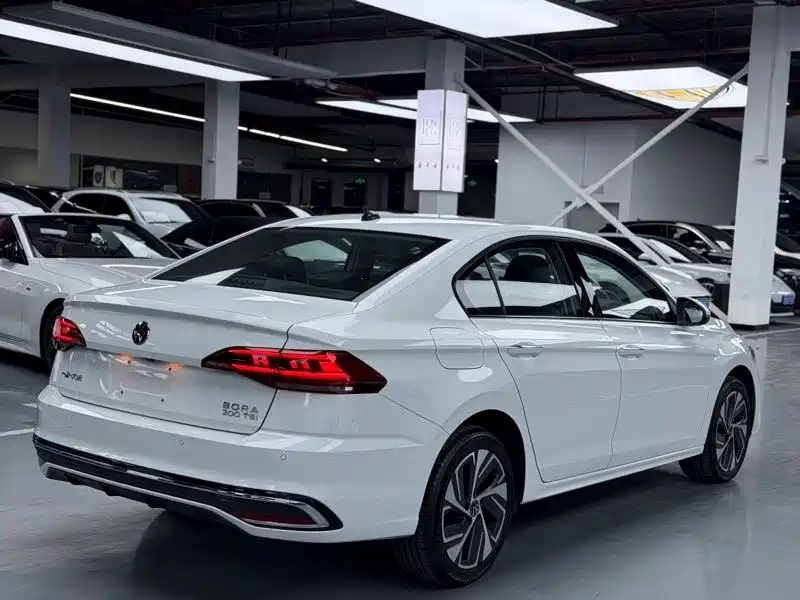 VOLKSWAGEN BORA