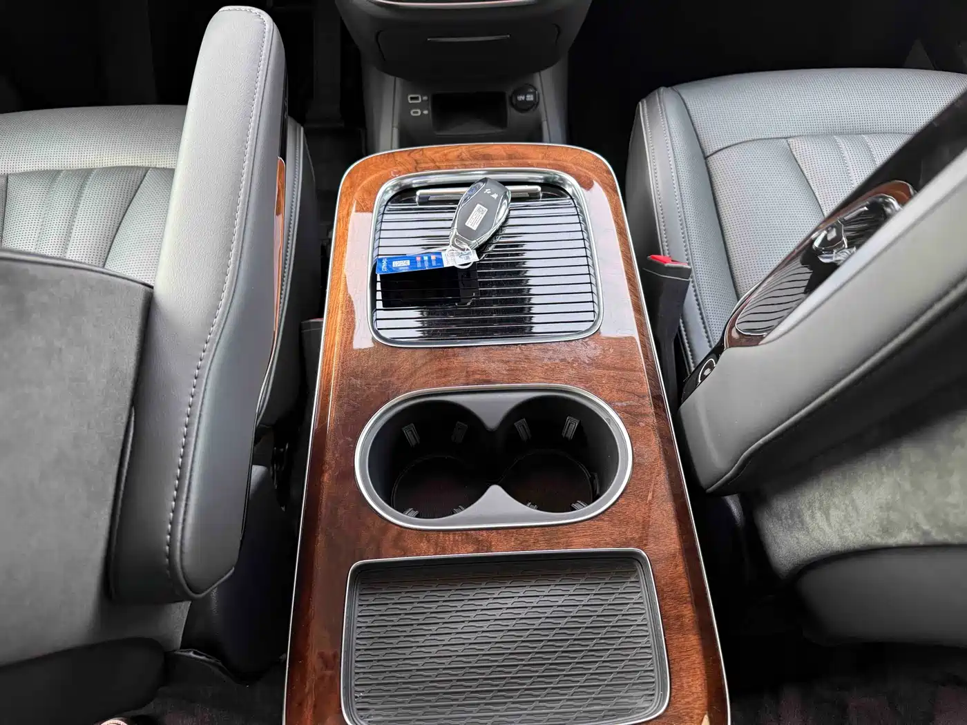 Hongqi HQ9 PHEV 2024 Model 2.0T AWD Luxury Edition фото 19