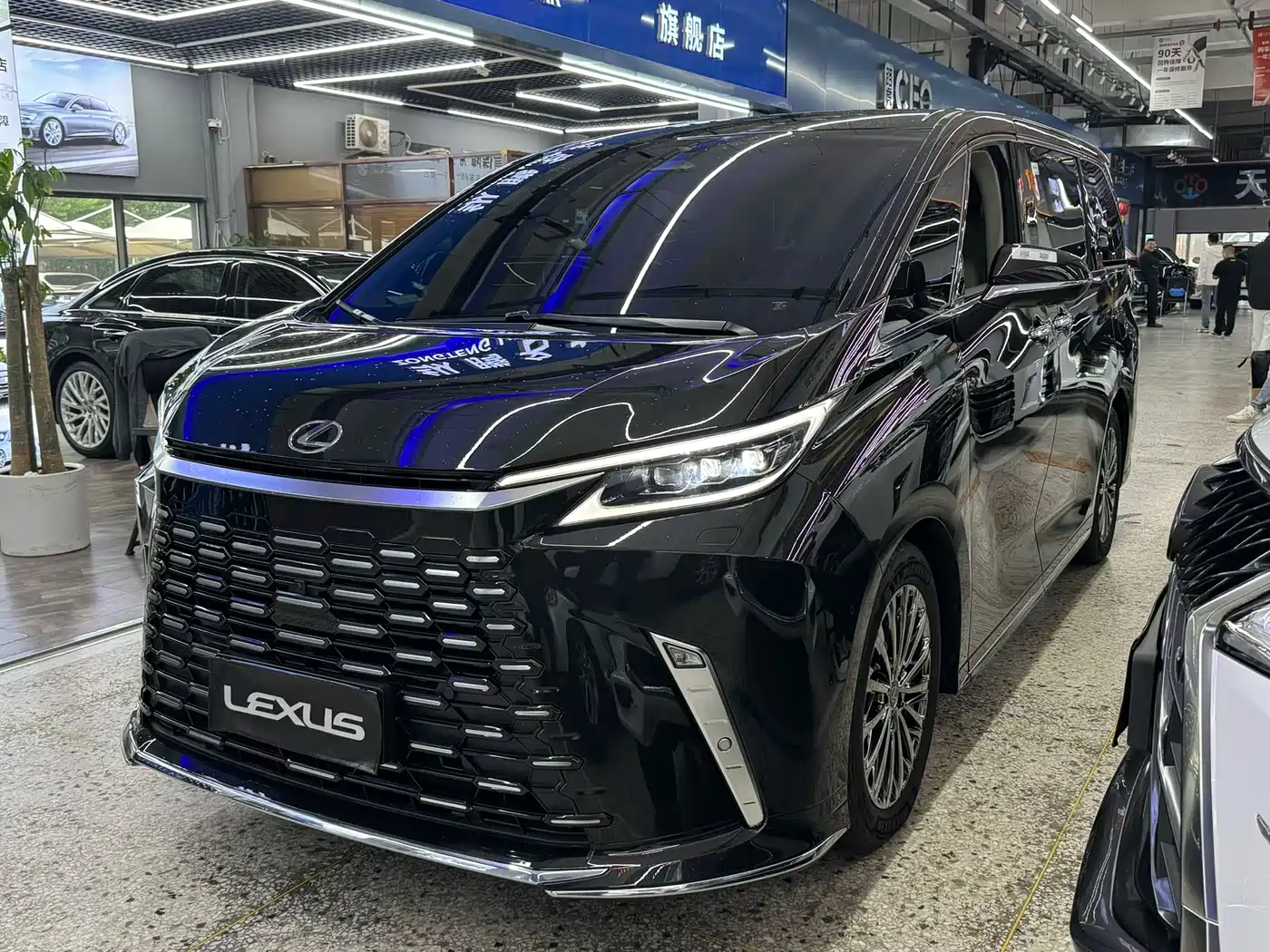 Lexus LM 2025 Model 500h Six-Seater Prestige Edition фото 3