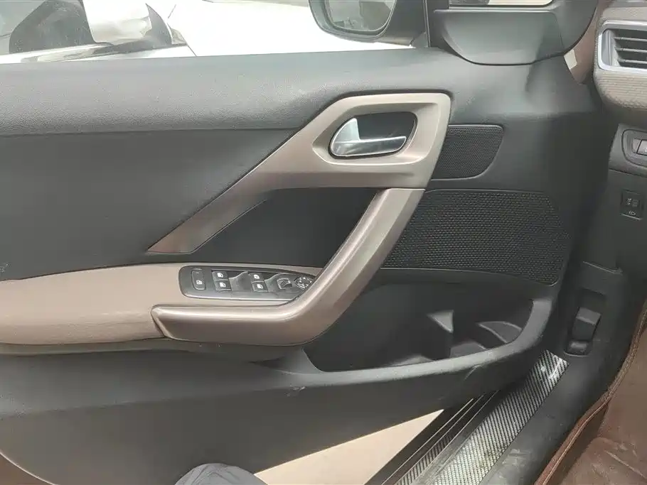 Peugeot 2008 2014 1.6L Automatic Navigation Edition фото 7