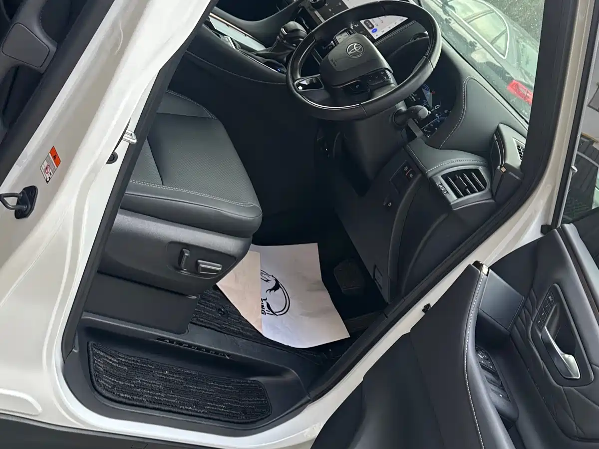 Toyota Alphard 2025 Hybrid 2.5L Ultimate Gold Edition фото 7