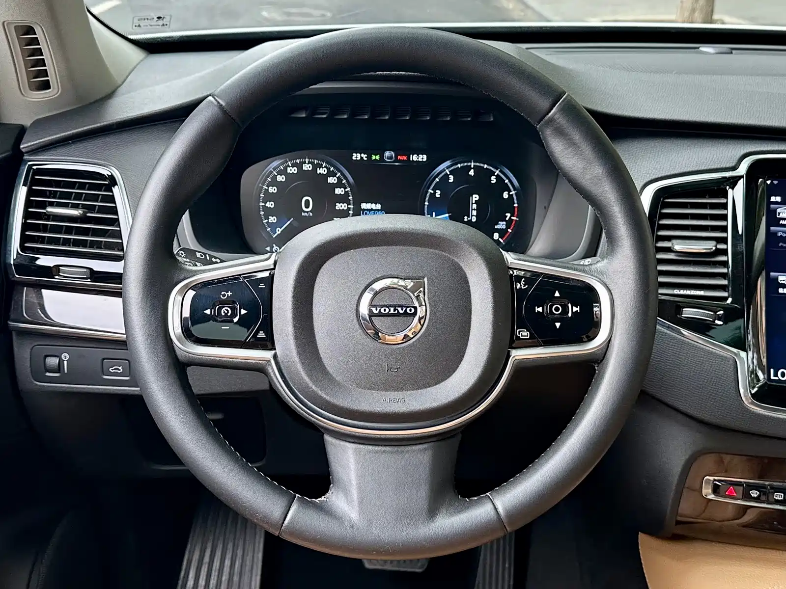 Photo 9 - Volvo XC90
