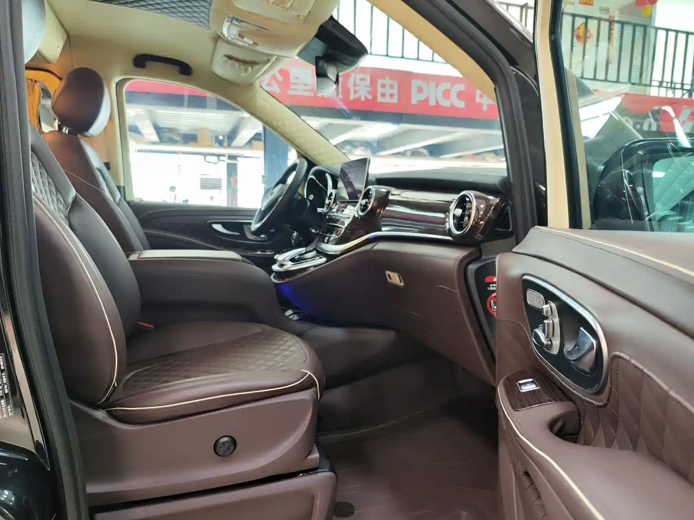 Mercedes-Benz V-Class 2017 Model V 260 L Premium Extended Edition фото 7